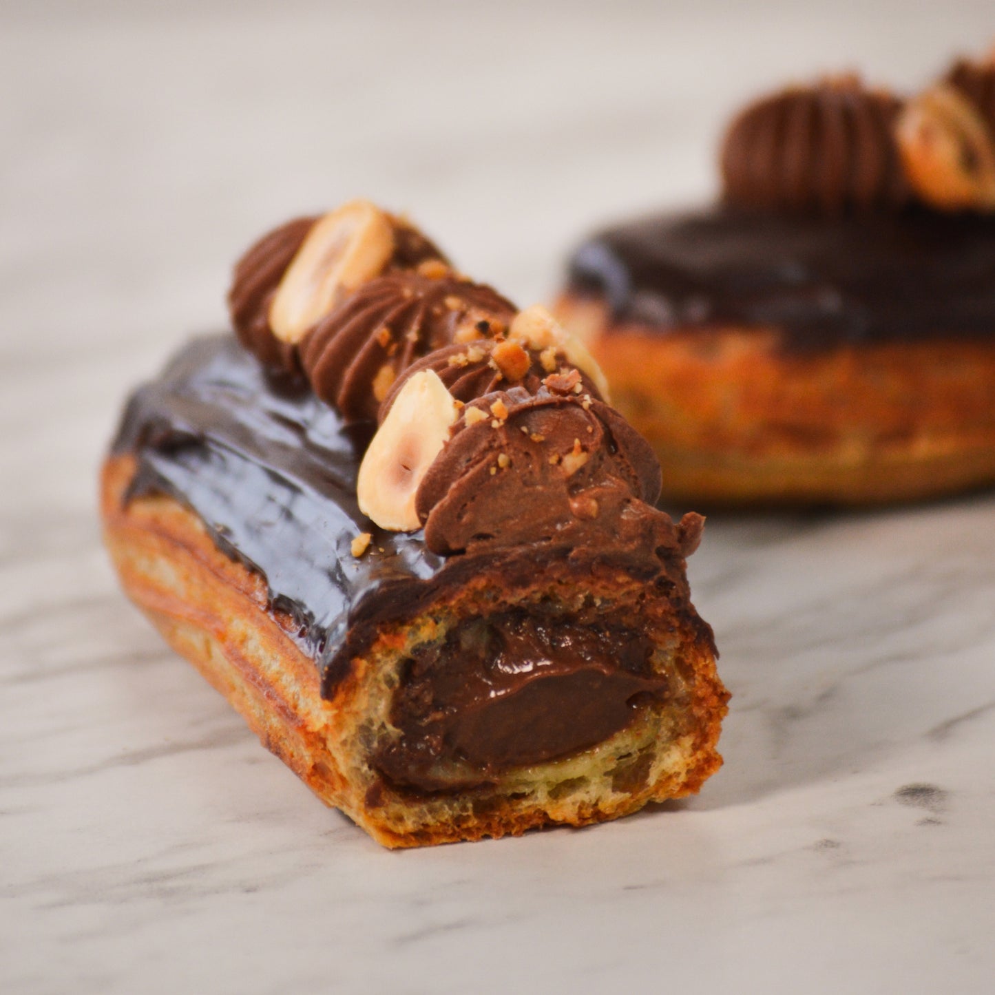 Éclair de Avellanas con Chocolate Oscuro