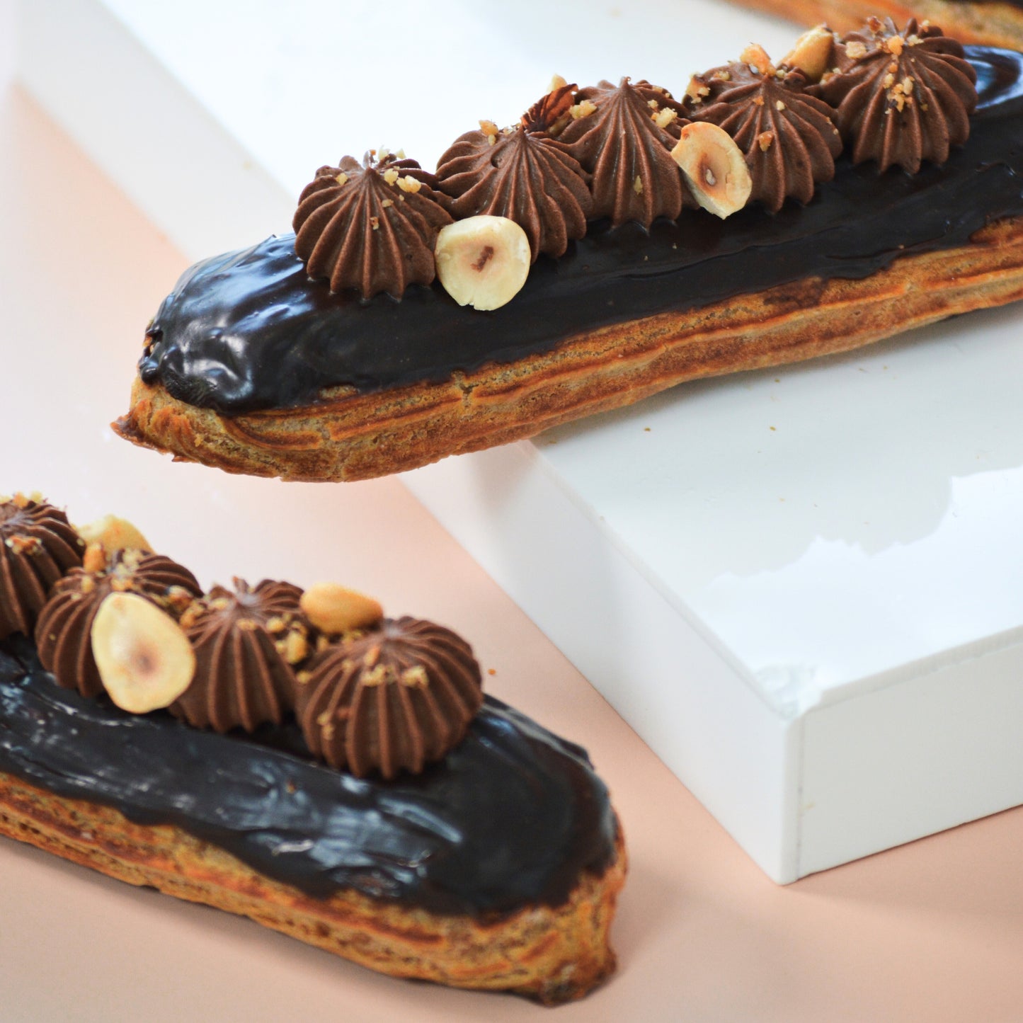 Éclair de Avellanas con Chocolate Oscuro