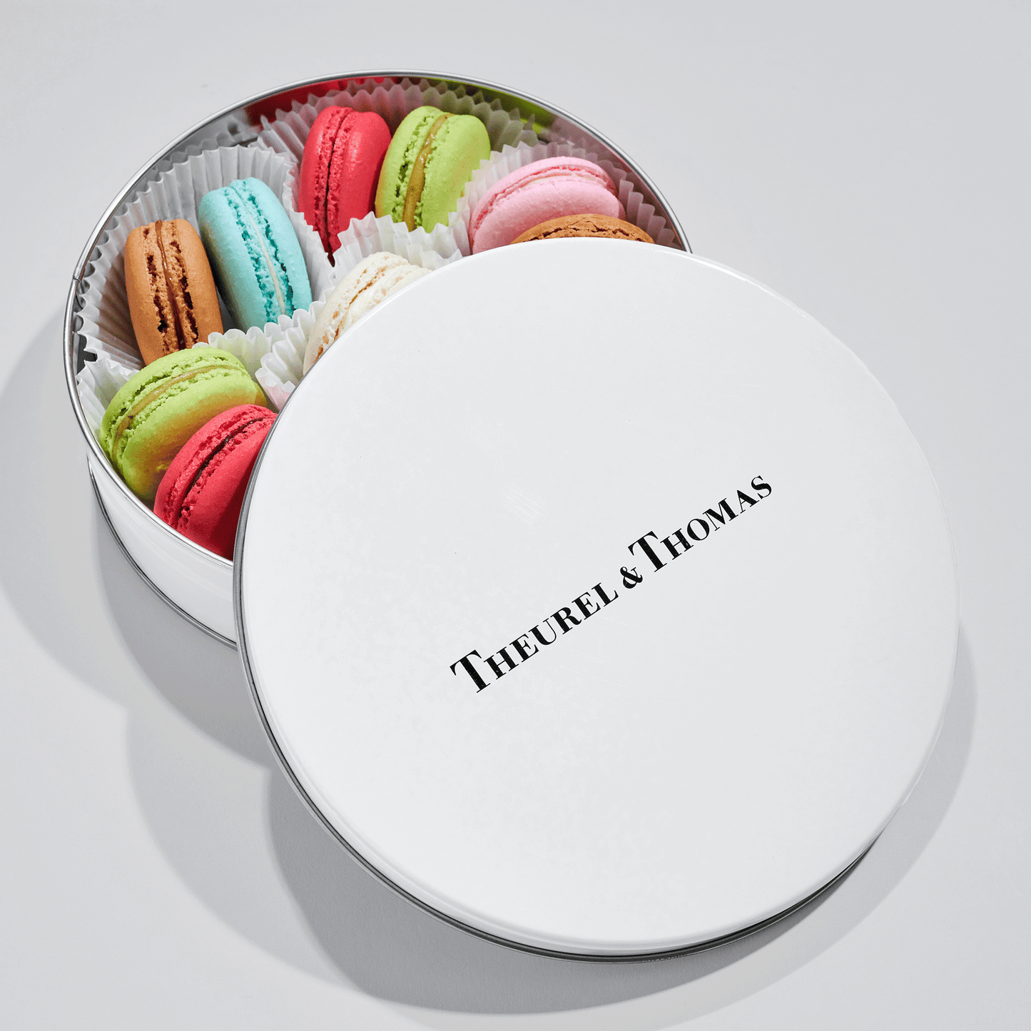 Lata con 18 macarons
