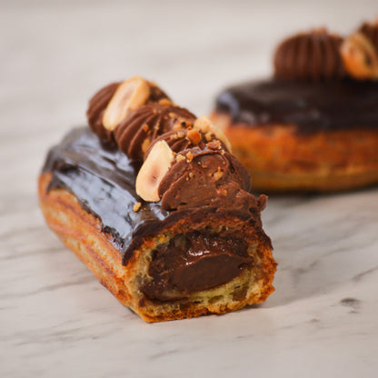 Éclair de Avellanas con Chocolate Oscuro